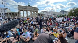 Hunderte Menschen demonstrieren vor dem Brandenburger Tor in Berlin für mehr Klimaschutz