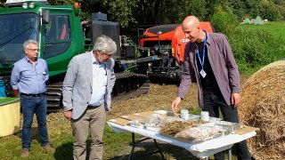 Forscher Carsten Lühr zeigt Umweltminister Axel Vogel Produkte aus Rohrglanzgras
