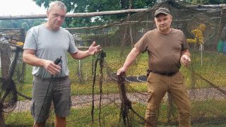 Die Fischer Lars Dettmann (li.) und Mario Weber zeigen die kaputten Fischernetze (Quelle: rbb/Lisa Steger)