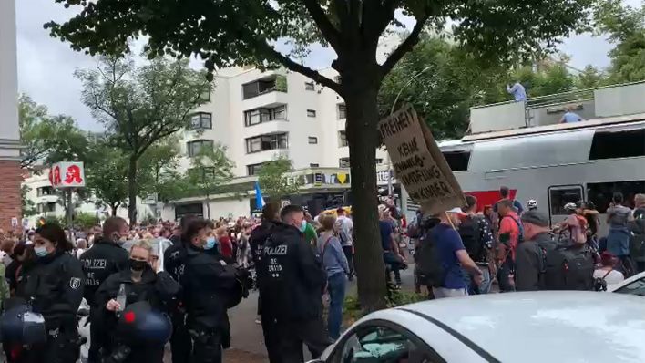 Querdenker-Demo in Berlin Charlottenburg, nahe Theodor-Heuß-Platz. (Quelle: rbb)