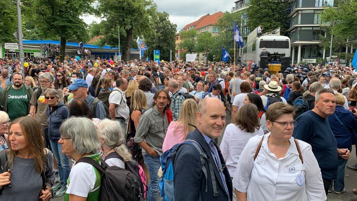 Querdenker-Demo in Berlin Charlottenburg, nahe Theodor-Heuß-Platz. (Quelle: rbb)