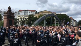 Die Polizei hält Teilnehmer einer "Querdenken"-Demonstration auf der Lessingbrücke in Berlin-Moabit auf. (Quelle: rbb/Markus Streim)
