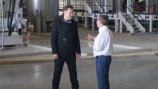 Elon Musk (l.) und Armin Laschet (r.) während eines Gespräches in der Tesla-Fabrik in Grünheide (Bild: rbb)