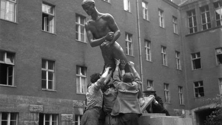 Archivbild: Das Ehrenmal der Opfer des 20. Juli 1944 von Richard Scheibe wird im Hof des Bendlerblocks in Berlin aufgestellt. Berlin, 1953. (Quelle: DHM/Fotograﬁn: Liselotte Orgel-Köhne