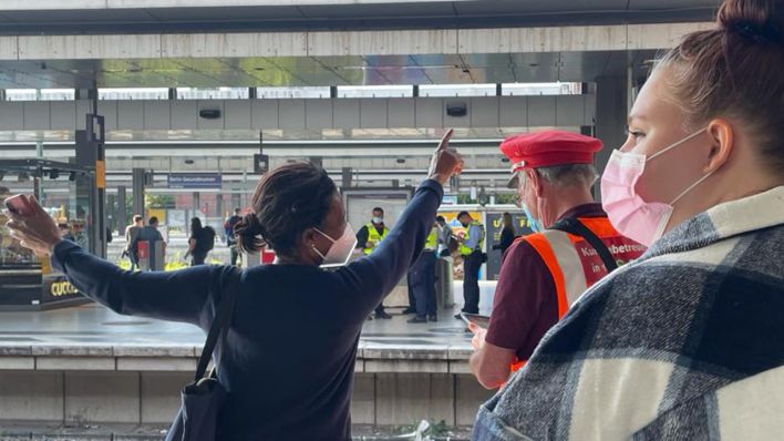 Eine wartende Frau spricht am S-Bahnhof Gesundbrunnen mit einem Bahn-Mitarbeiter. (Quelle: rbb)