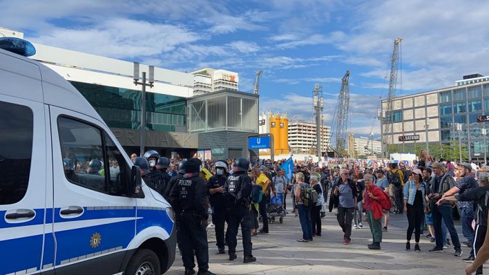 Querdenker-Demo und Polizeiaufgebot auf dem Alexanderplatz. (Quelle: rbb)
