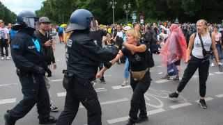 Archivbild: Polzisten rangeln sich mit einer frau auf einer verbotenen Querdenker-Demo auf der Straße des 17. Juni an der Siegessäule. (Quelle: imago images/R. Kremming)