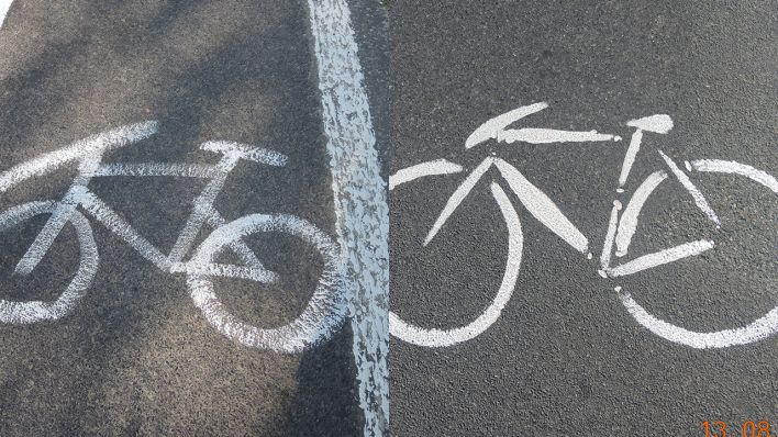 Aufgemalte Fahrrad-Symbole auf der Straße in OPR, Brandenburg. (Quelle: Polizei Brandenburg)