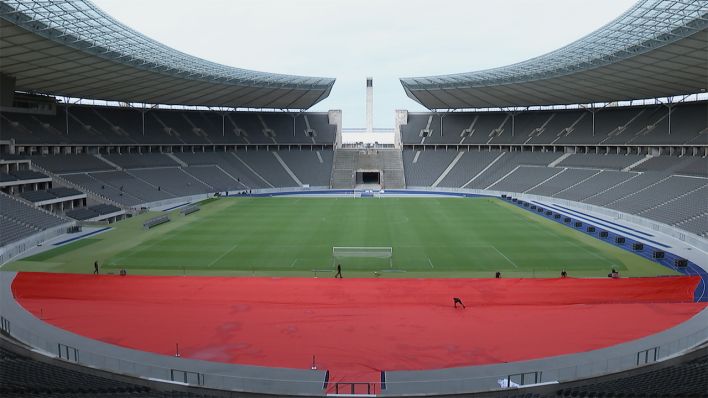 Zum Spiel von FC Union Berlin wird die normalerweise blaue Hertha-Laufbahn im Olympiastadion mit rotem Stoff abgedeckt. (Quelle: rbb)
