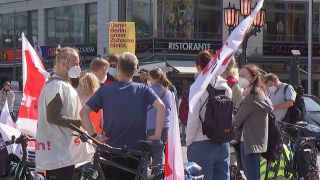 Vivantes-MitarbeiterInnen protestieren vor dem Roten Rathaus in Berlin für bessere Arbeitsbedingungen. (Quelle: rbb)
