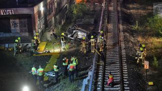 Ein PKW kam von der A100 ab und stürzte am 26.09.2021 ca. 10 m tief in die Bahnanlagen der S-Bahn. (Quelle: Morris Pudwell)