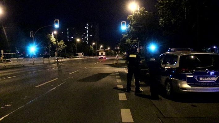 Polizei steht am 20.09.2021 nach Schüssen auf der Köpitzer Straße und Skandinavischen Straße in Berlin-Friedrichsfelde. (Quelle: Morris Pudwell)
