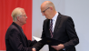 Uwe-Karsten Heye (80) mit dem Verdienstkreuz 1. Klasse (Quelle: Volker Tanner, Staatskanzlei)