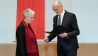 Petra Morawe (68) mit dem Verdienstkreuz am Bande (Quelle: Volker Tanner, Staatskanzlei)