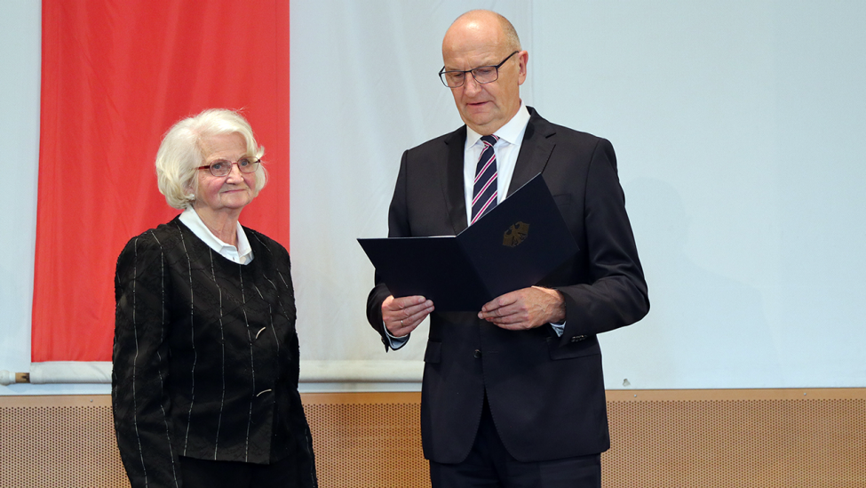 Siegrid Thiel (81) mit dem Verdienstkreuz am Bande (Quelle: Volker Tanner, Staatskanzlei)