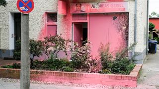 Mit rosa Farbe ist am 19.07.2018 das Bürgerbüro von Berlins Innensenator Geisel in Berlin-Karlshorst in der Döhnhoffstraße beschmiert. (Quelle: dpa/Jens Kalaene)