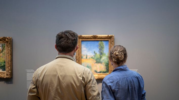 Besucher betrachten im Museum Barberini in Potsdam ein Bild des Malers Claude Monet (1840-1926). (Quelle: dpa/Jürgen Schwenkenbecher)