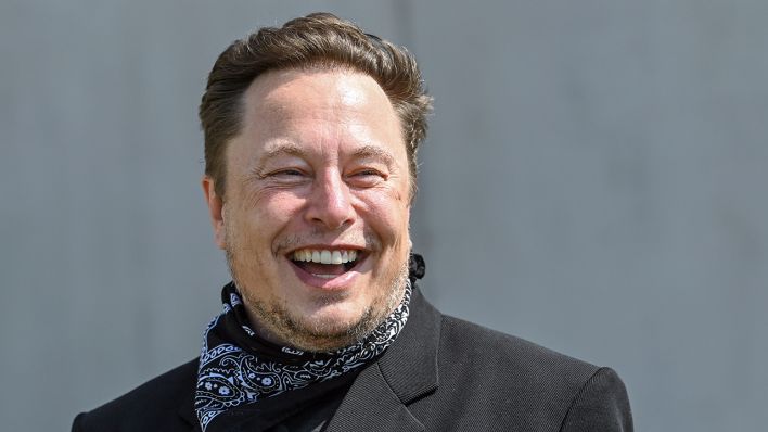 Elon Musk, Tesla-Chef, steht bei einem Pressetermin auf dem Gelände der Tesla Gigafactory. (Quelle: dpa/Patrick Pleul)