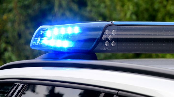Symbolbild: Streifenwagen der Polizei mit Blaulicht im Einsatz. (Quelle: dpa/Daniel Bockwoldt)