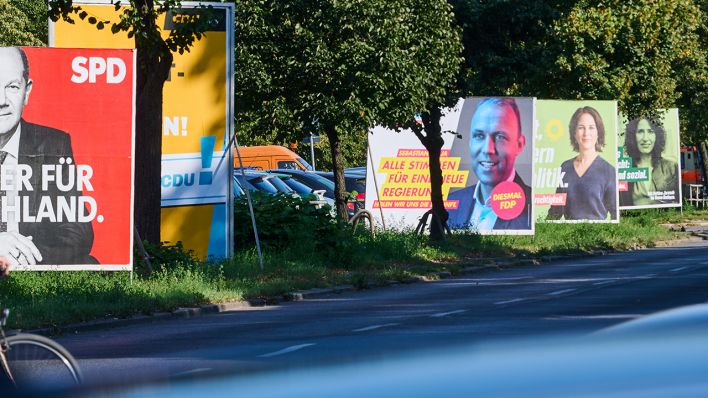Wahlplakate verschiedener Parteien, sowohl für die Bundestagswahl als auch für das Abgeordnetenhaus, stehen im August 2021 in Prenzlauer Berg.