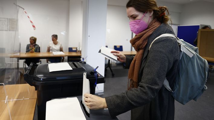 Eine Wählerin am 26. September 2021 in einem Berliner Wahllokal. (Quelle: dpa/Abdulhamid Hosbas)