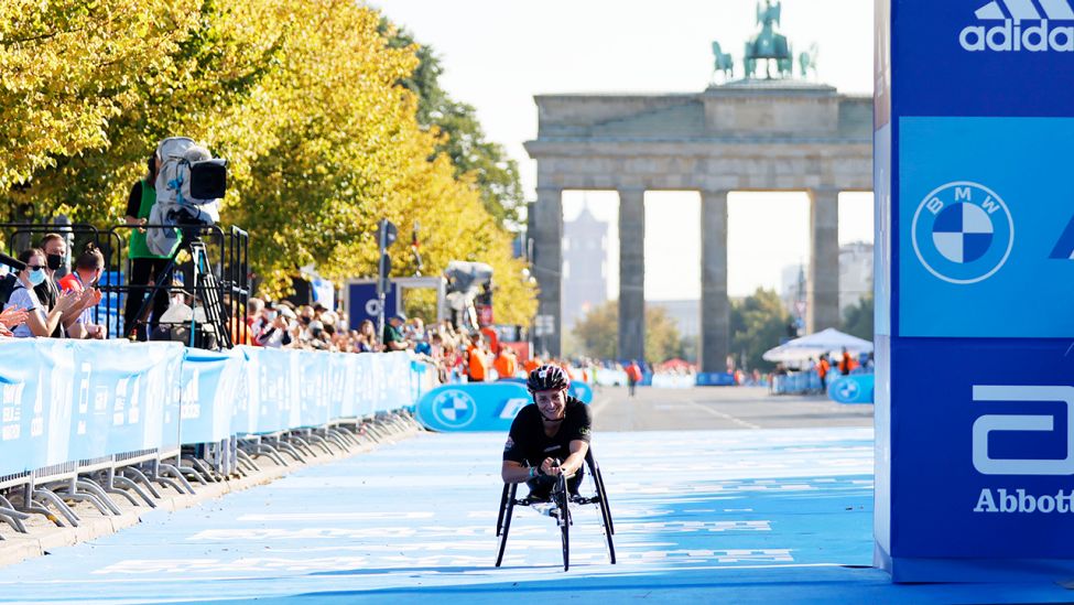 Manuela Schär, Siegerin im Rennrollstuhlsport beim 47. Berlin Marathon 2021, am 26.September 2021. (Quelle: dpa/Jean MW)