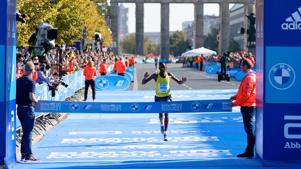 Guye Adola, gewinnt den 47. Berlin Marathon 2021 (Quelle: dpa/Jean MW)