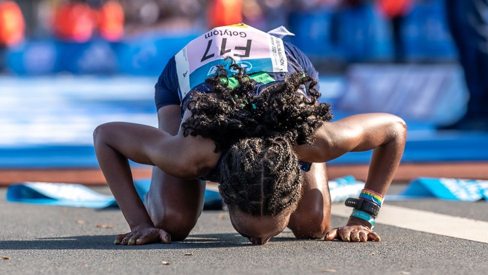Gotytom Gebreslase aus Äthiopien küsst den Boden nachdem sie als erste Frau beim BMW Berlin Marathon nach 2:20:09 Stunden durchs Ziel lief. (Quelle: dpa/Andreas Gora)