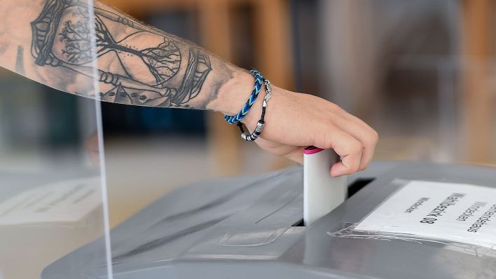 Eine junge Wählerin gibt am 26.09.2021 ihren Stimmzettel in die Wahlurne. (Quelle: dpa/Hasan Bratic)