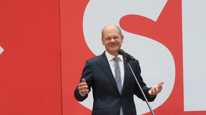 Am Tag nach der Bundestagswahl, dem 27.09.2021 steht SPD-Kanzlerkandidat Olaf Scholz auf der Bühne im Willy Brandt Haus. (Quelle: dpa/Wolfgang Kumm)