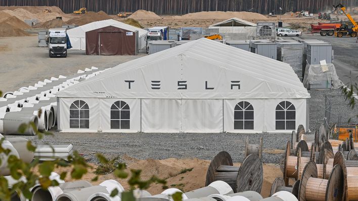 "Tesla" steht auf einem Zelt auf dem Baugelände der Tesla Gigafactory östlich von Berlin, aufgenommen am 27.09.2021. Nach eigenen Angaben soll die Produktion und Auslieferung der ersten Fahrzeuge noch im Jahr 2021 beginnen. (Quelle: dpa/Patrick Pleul)