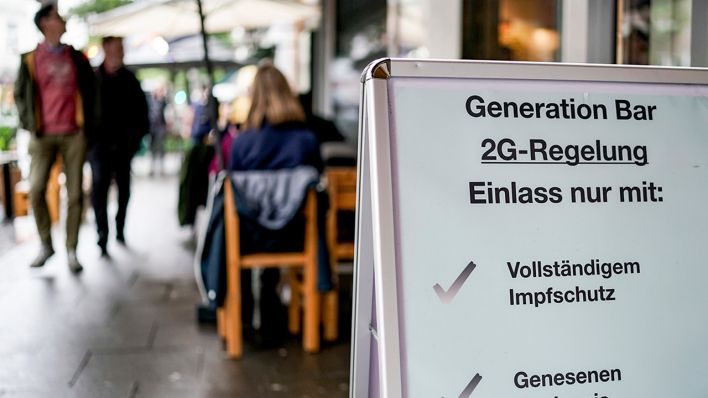 Vor einer Bar im Hamburger Stadtteil St. Georg steht ein Hinweisschild, welches auf den Einlass nach der 2GRegel hinweist. (Quelle: dpa/Axel Heimken)