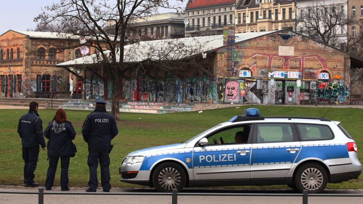 Polizisten zeigen Präsenz im Görlitzer Park im Bezirk Kreuzberg in Berlin