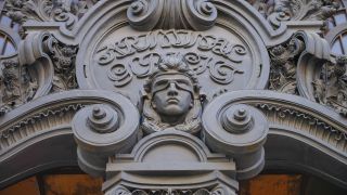 Eine Büste der Justitia mit verbundenen Augen befindet sich über dem Eingang zum Amtsgericht in Berlin-Tiergarten (Quelle: Joko/Bildagentur-online)