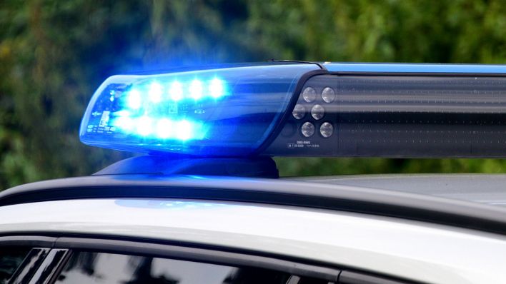 Streifenwagen der Polizei mit Blaulicht im Einsatz (Quelle: DPA/Daniel Bockwoldt)