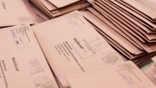 Wahlbriefe mit Briefwahlstimmen, Archivbild (Quelle: DPA/Hauke-Christian Dittrich)