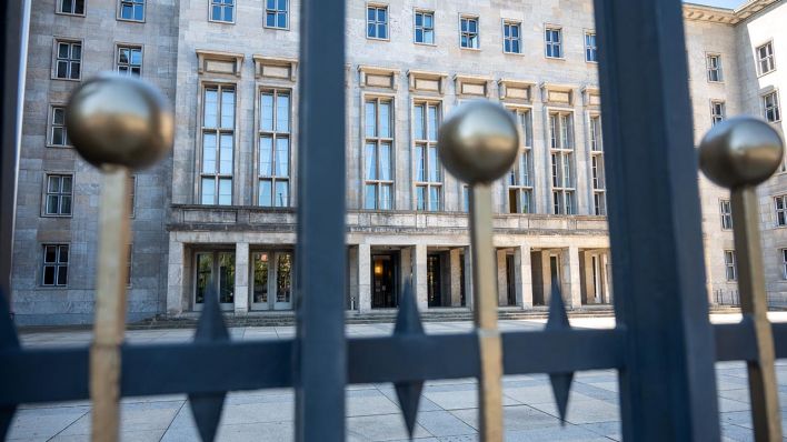Durch ein Gitter am Tor ist das Bundesministerium der Finanzen zu sehen. Die Staatsanwaltschaft Osnabrück durchsucht seit Donnerstagmorgen das Bundesfinanzministerium und das Bundesjustizministerium in Berlin. (Quelle: dpa/Christophe Gateau)