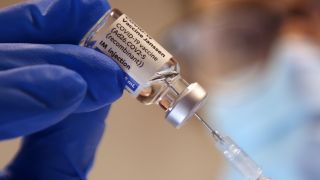 Eine Arzthelferin zieht in einer Praxis einer Hausärztin eine Spritze mit dem Corona-Impfstoff Janssen von Johnson & Johnson gegen das Corona-Virus auf. (Quelle: Wolfgang Kumm/dpa)