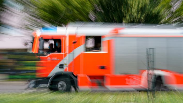 Ein Einsatzfahrzeug der Feuerwehr, Feuerwehrwagen auf einer Einsatzfahrt in Berlin. (Quelle: dpa/Fotostand/Reuhl)
