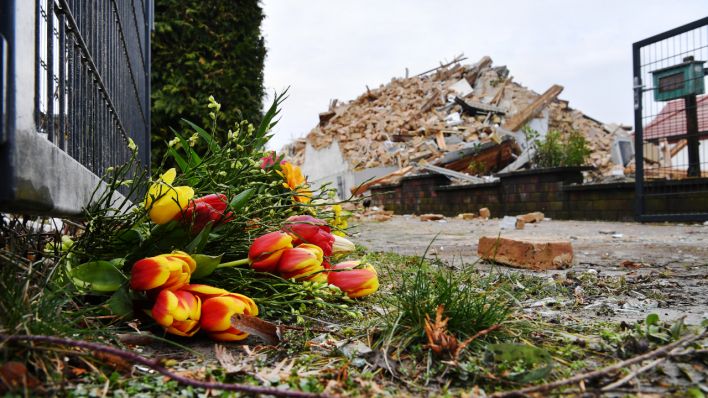 Blumen liegen im brandenburgischen Hohen Neuendorf vor einem Haus in dem es eine Explosion gab, März 2020 (Quelle: DPA/Paul Zinken)