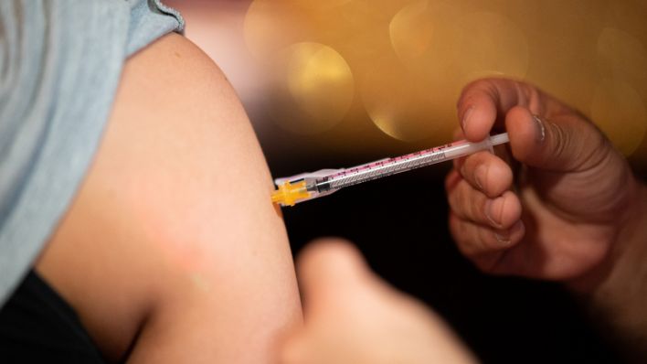 Eine junge Frau lässt sich impfen, Archivbild (Quelle: DPA/Daniel Reinhardt)