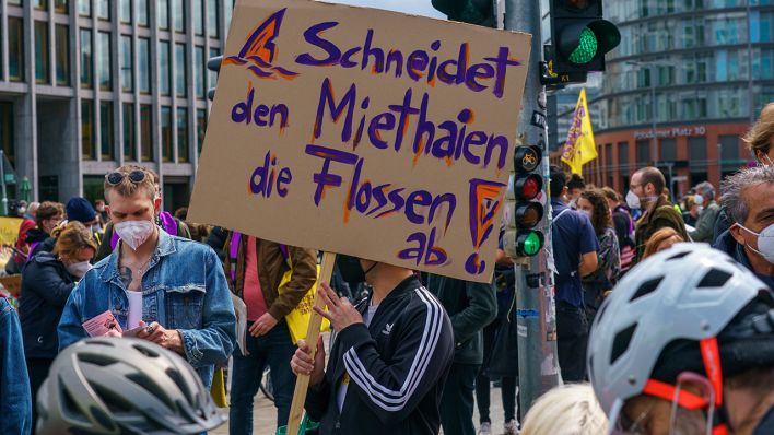Nach der Aufhebung des Mietendeckels demonstrieren Tausende Menschen in Berlin, April 2021 (Quelle: Sulupress.de/Marc Vorwerk)