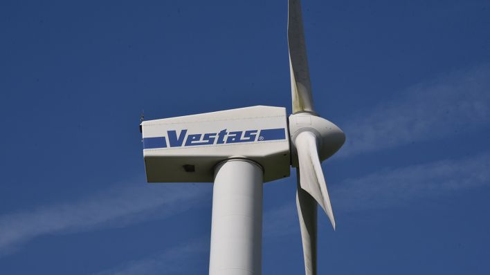 Windrad, Windkraftanlage, Windenergieanlage der dänischen Firma Vestas Wind Systems steht auf einem Feld vor blauem Himmel (Quelle: dpa/Horst Galuschka)