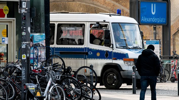 Archivbild: Ein Polizeiwagen steht auf dem Alexanderplatz. (Quelle: dpa/F. Sommer)