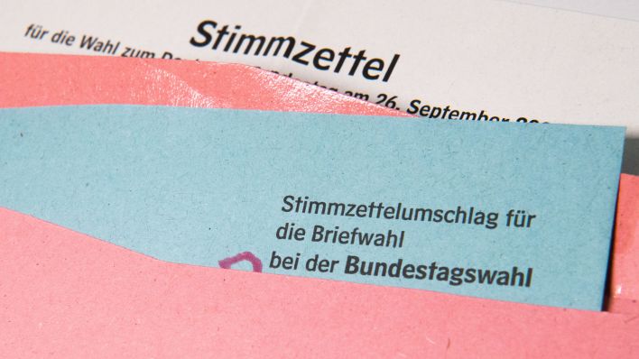 Ein Muster von einem Stimmzettelumschlag für die Briefwahl bei der Bundestagswahl 2021 liegt auf einem Tisch. (Quelle: Julian Stratenschulte/dpa)