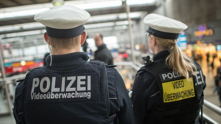Symbolbild: Polizisten der Bundespolizei tragen am Hauptbahnhof mobile Körperkameras und spezielle Westen, die auf die Videoüberwachung hinweisen. (Quelle: dpa/M. Balk)
