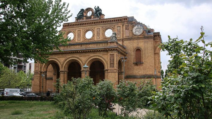 Ruine des Anhalter Bahnhofs als Denkmal. (Quelle: dpa/Rolf Kremming)