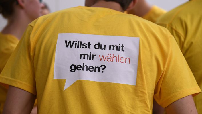 Ein Teilnehmer beim Test der aktuellen Versions des Wahl-O-Mats der Bundeszentrale für politische Bildung in der Landespressekonferenz Brandenburg trägt ein T-Shirt mit der Aufschrift "Willst du mit mir wählen gehen?". (Quelle: dpa/Julian Stähle)