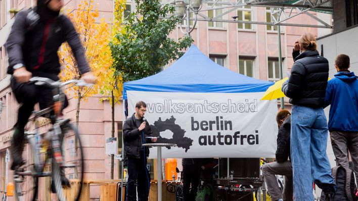 Ein Fahrradfahrer fährt auf dem autofreien Teil der Friedrichstraße, während einer Pressekonferenz der Initiative "Volksentscheid Berlin autofrei" zur Vorstellung ihres Konzepts und ihres Gesetzentwurfs für eine autofreie Innenstadt. (Quelle: dpa/Christoph Soeder)