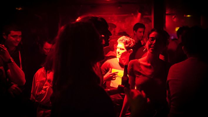 Symbolbild: Menschen tanzen in einem Club (Quelle: dpa/Denis Meyer)